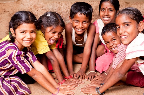 Crianças indianas sorrindo e brincando | smilesquared.com 