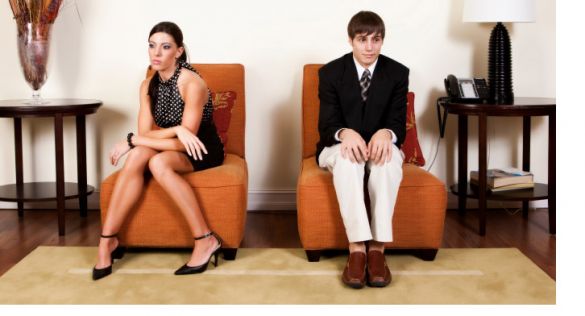 Casal pensando em como quebrar o gelo | thelifeyoucansave.org