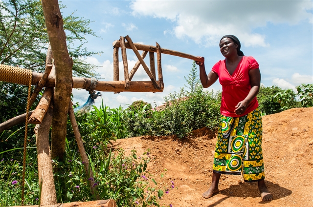 Beneficiada do GiveDirectly usou sua transferência para comprar materiais para uma bomba d'agua na zona rural do Quênia. Ela criou um poço de 30 pés de profundidade que fornece água limpa para toda sua família.
