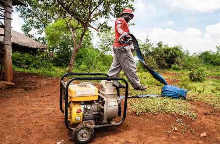 Um fazendeiro do Quênia usou o dinheiro transferido pela GiveDirectly para comprar um gerador e uma bomba d'água que usa para irrigar sua plantação.