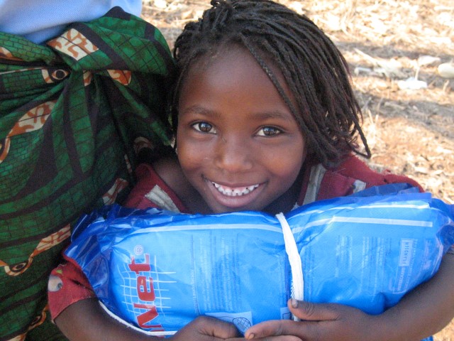 Menina recebendo rede da AMF