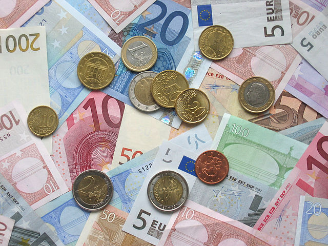 Euro_coins_and_banknotes (1)